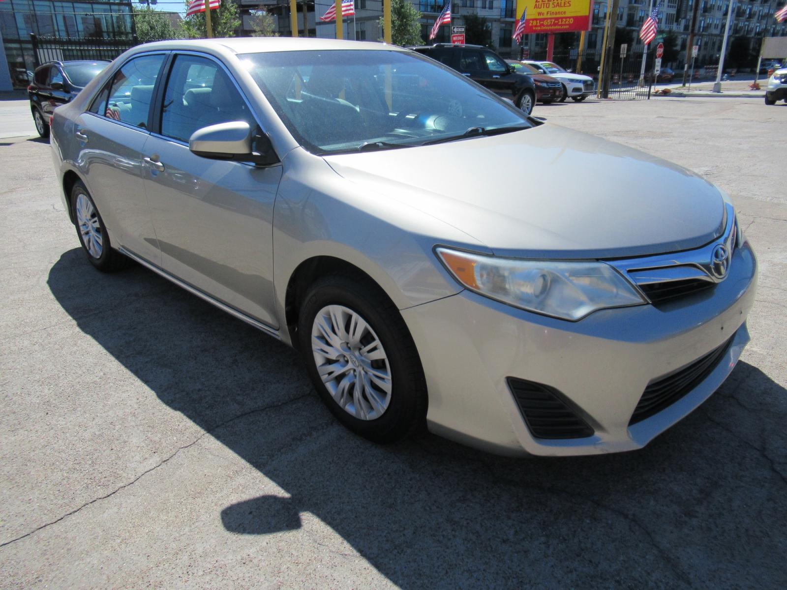 2014 /Tan Toyota Camry L (4T4BF1FK2ER) with an 2.5L L4 DOHC 16V engine, Automatic transmission, located at 1511 North Shepherd Dr., Houston, TX, 77008, (281) 657-1221, 29.798361, -95.412560 - 2014 TOYOTA CAMRY LE VIN: 4T4BF1FK2ER364962 4 T 4 B F 1 F K 2 E R 3 6 4 9 6 2 SEDAN 4 DR 2.5L I4 F DOHC 16V GASOLINE FRONT WHEEL DRIVE - Photo #12
